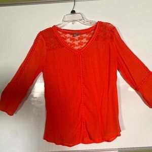 Melon v-necked tunic with delicate crochet trim